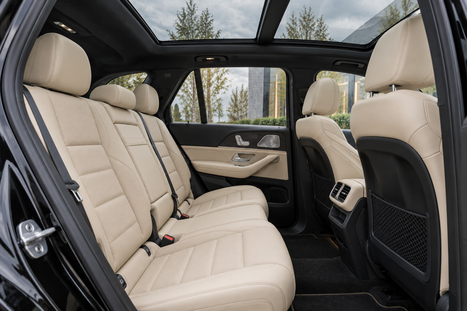 Mercedes-Benz GLE 450 4MATIC — rear seats and panoramic roof