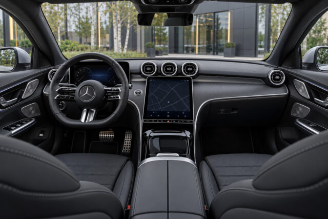 Mercedes-Benz C300e Estate — cockpit