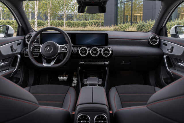 Mercedes-Benz A250e — cockpit