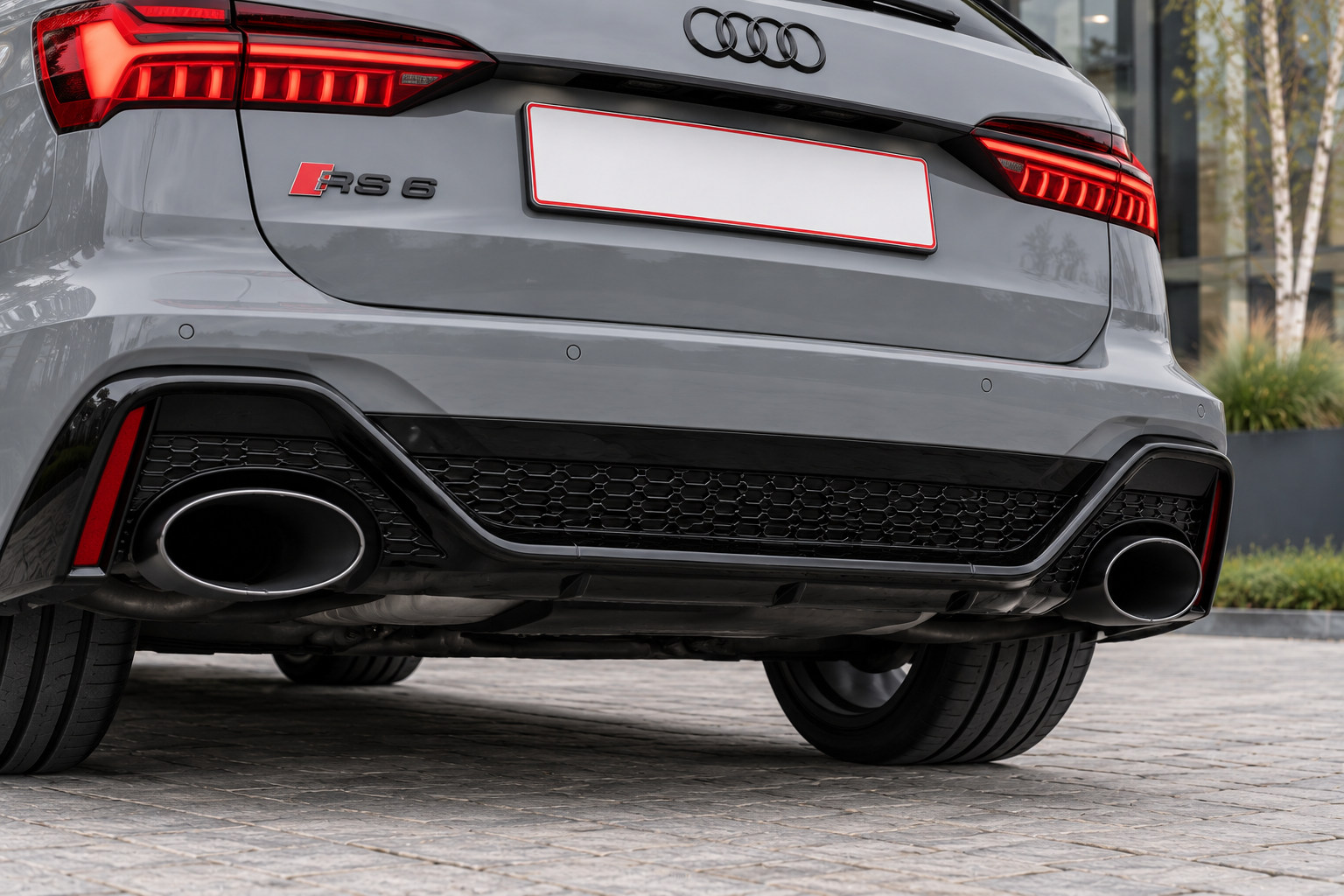 Audi RS6 Avant — oval tailpipes and rear diffuser
