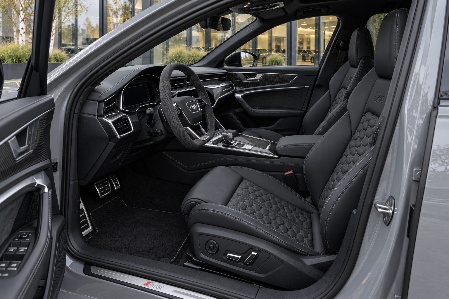 Audi RS6 Avant — front seats