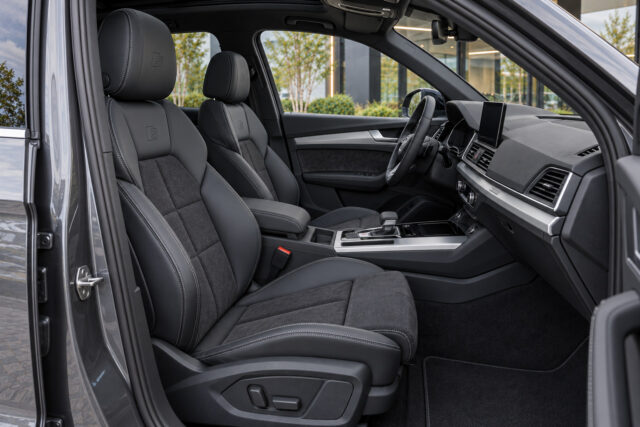 Audi Q5 55 TFSI e — front seats