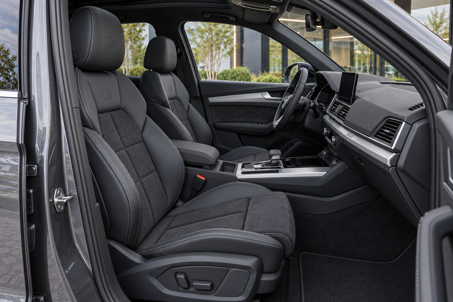 Audi Q5 55 TFSI e — front seats
