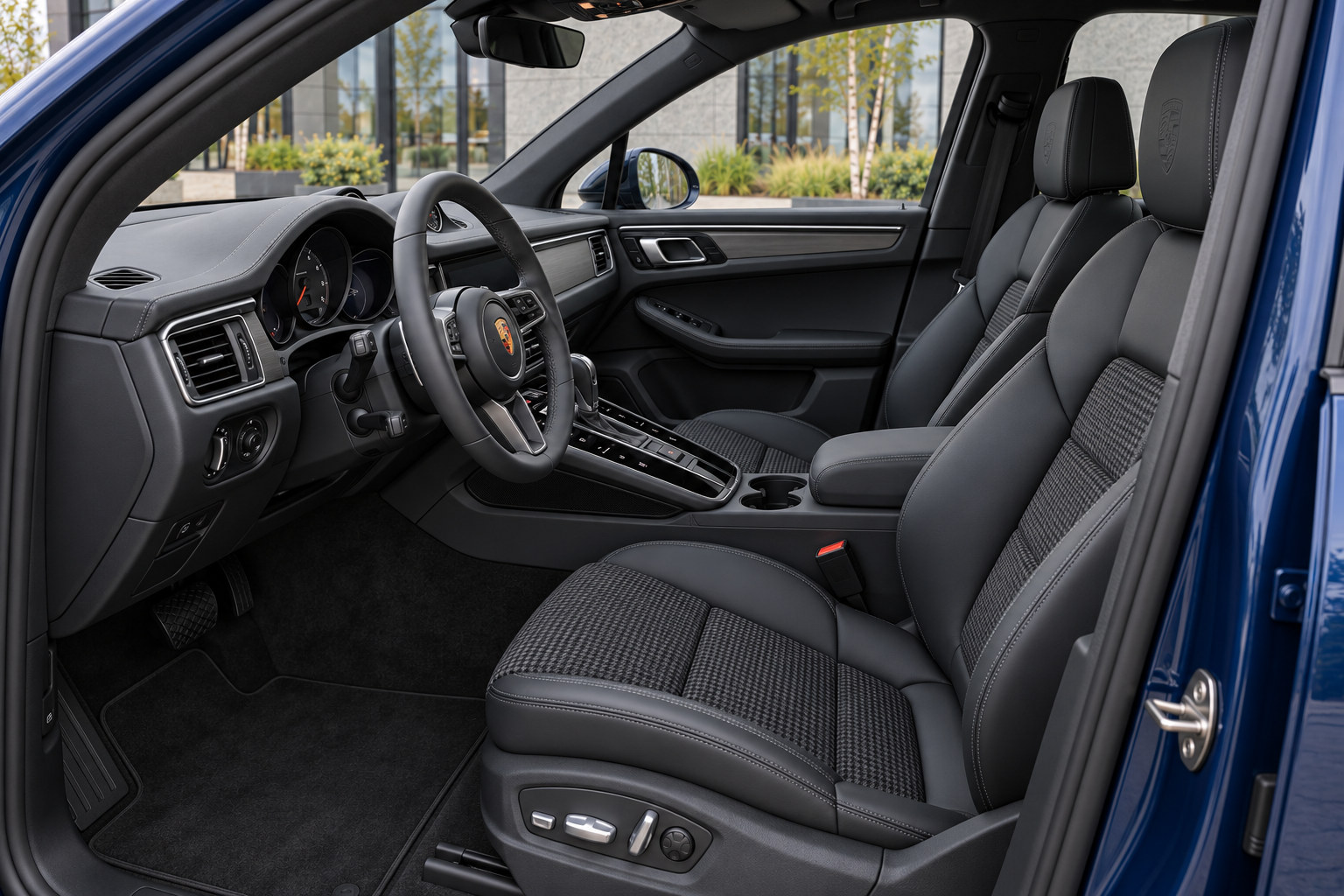 Porsche Macan T — front seats
