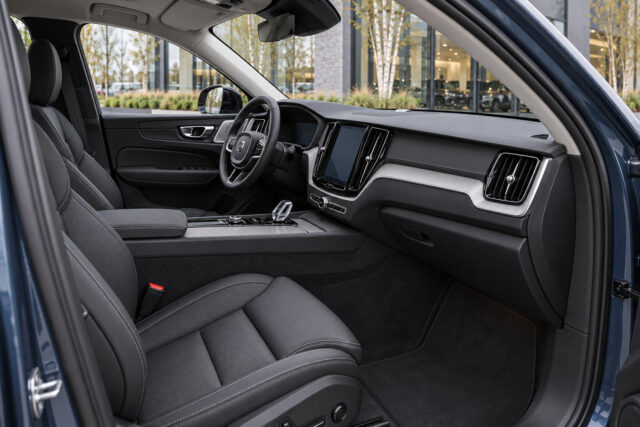 Volvo XC60 Recharge — front seats