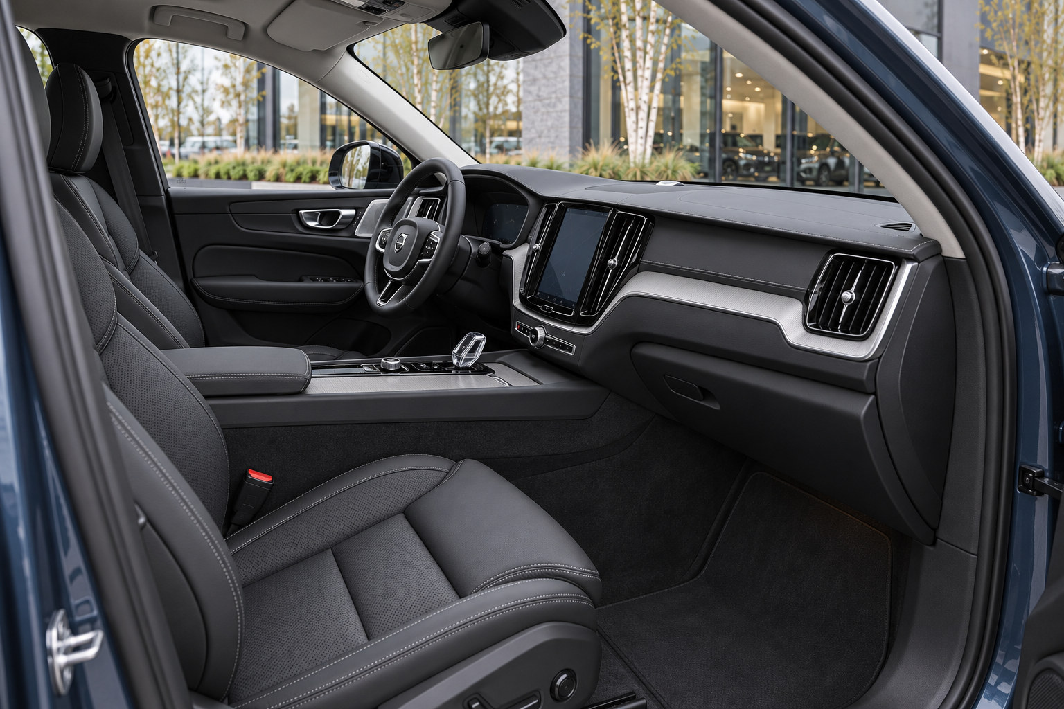 Volvo XC60 Recharge — front seats