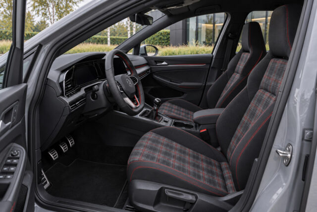 Volkswagen Golf GTI — front seats
