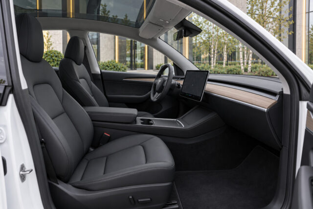 Tesla Model Y Long Range — front seats