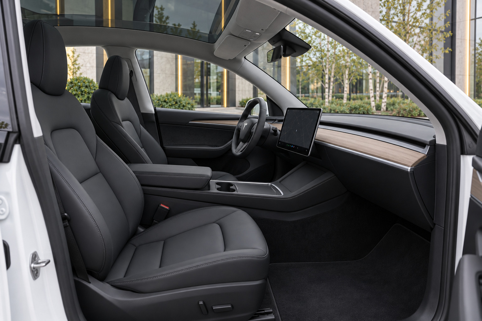 Tesla Model Y Long Range — front seats